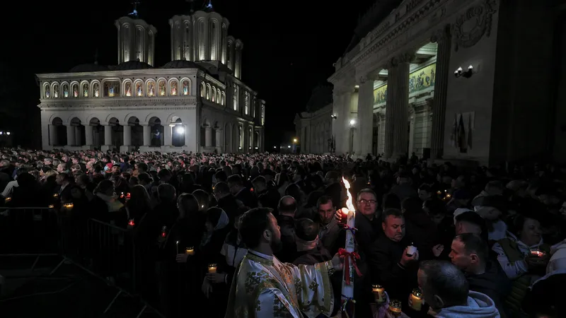 "Copiii" luminii de Înviere la Patriarhie (sursa: Inquam Photos/Alexandru Bușcă)