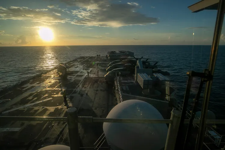 Nava de asalt USS Tripoli, în Orientul Mijlociu (sursa: Facebook/U.S. Central Command)