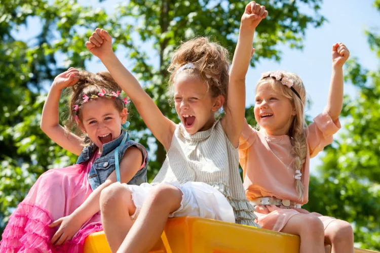 Elevii intră în vacanța de primăvară (sursa: dayoutwiththekids.co.uk)