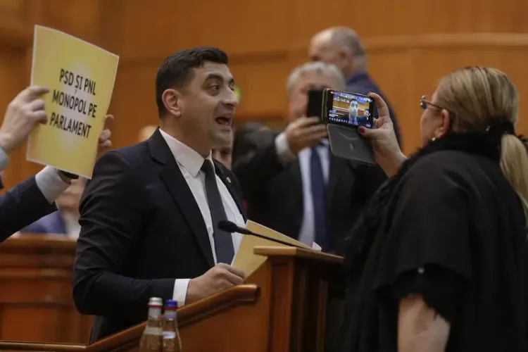 Șoșoacă i-a scris lui Simion și-i propune să preia împreună guvernarea. În decembrie 2023, Simion îi spunea lui Șoșoacă: „Te agresez sexual, scroafo!”