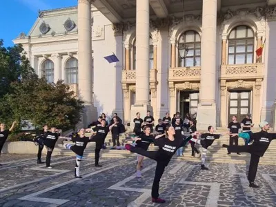 Balerinii Operei Naționale protestează în stradă (sursa: ziaruldeiasi.ro)