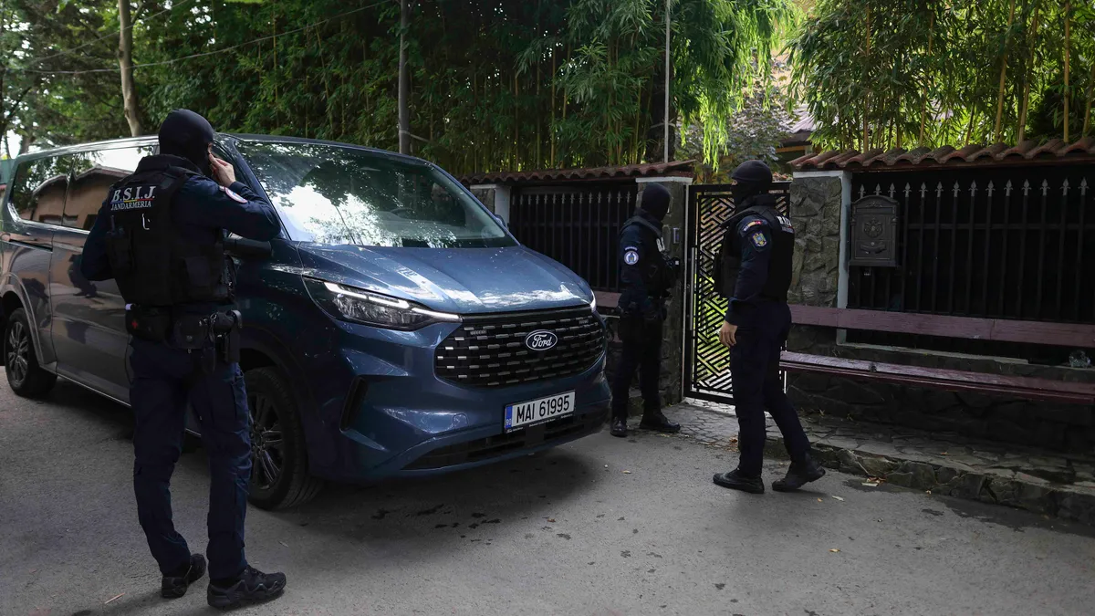 Intrarea in vila bugetarului Piedone Foto: Inquam/Octav Ganea