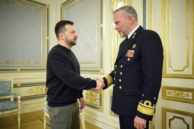 Cel mai înalt oficial militar al NATO apără dreptul Ucrainei de a ataca ținte din Rusia: Vrei să slăbeşti inamicul care te atacă