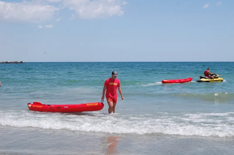 Doi salvamari în apă, cu bărci și skijet, pe plaja de la Mamaia, vara 2026