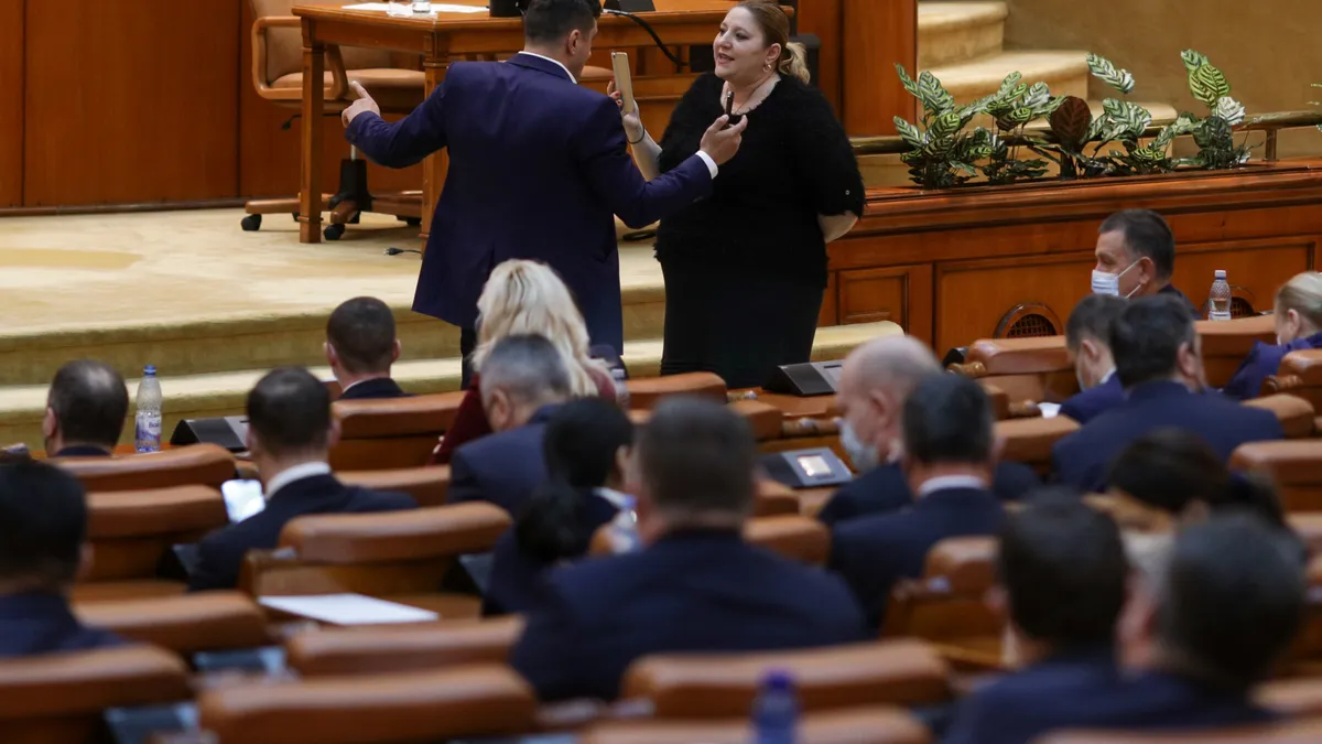 Șoșoacă îl înghite pe Simion Foto: Inquam/ Octav Ganea