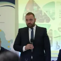 Conducerea aeroportului Otopeni, cel mai bine plătită din Europa, raportat la salariul național. Șef peste aeroport, un client PSD care-și dă masteratul în Teologie