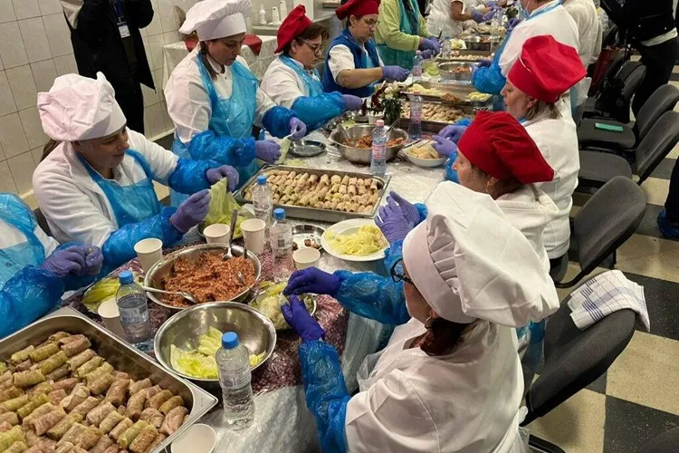 Sarmale tradiționale pentru pelerini la Iași (sursa: ziaruldeiasi.ro)