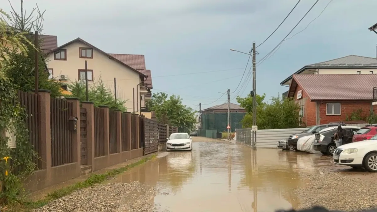 Stradă din satul Hlincea, inundată după ploaie