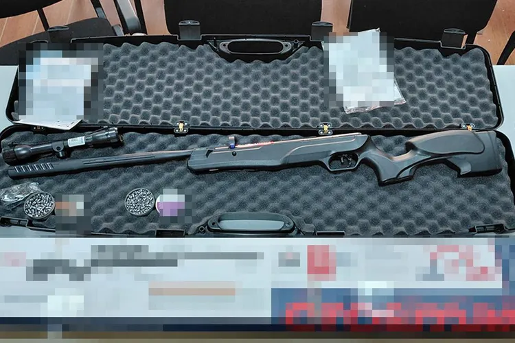 Armă și muniție, pe Aeroportul din Cluj (sursa: Facebook/Autoritatea Vamală Română)