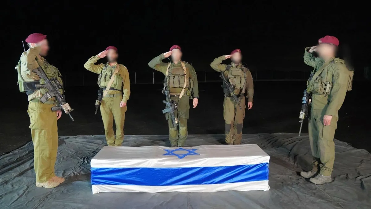 Ostaticii israelieni (Gaza), umiliți înaintea eliberării (sursa: Facebook/Israel Defense Forces)