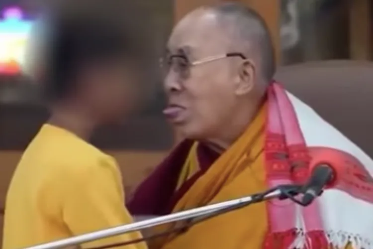 Dalai Lama, unui băiețel Suge-mi limba (sursa: India Today NE)