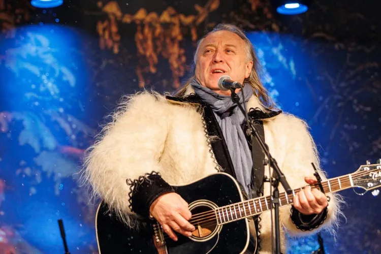 Ștefan Hrușcă, turneu național de colinde (sursa: Facebook/Stefan Hrusca)