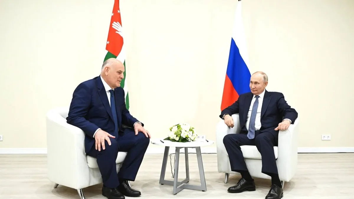 Un cetățean român, reținut în Abhazia (al cărei președinte apare în imagine cu Putin) (sursa: kremlin.ru)