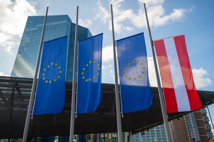 Banca Centrală Europeană ne sugerează câți bani ar trebui să păstrăm la saltea Foto: X/ECB