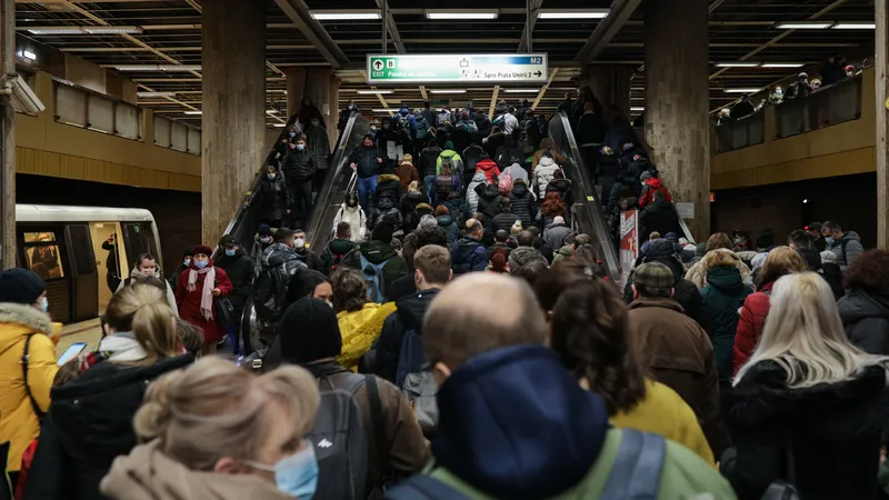 Haosul la metrou continuă Foto: Octav Ganea/ Inquam