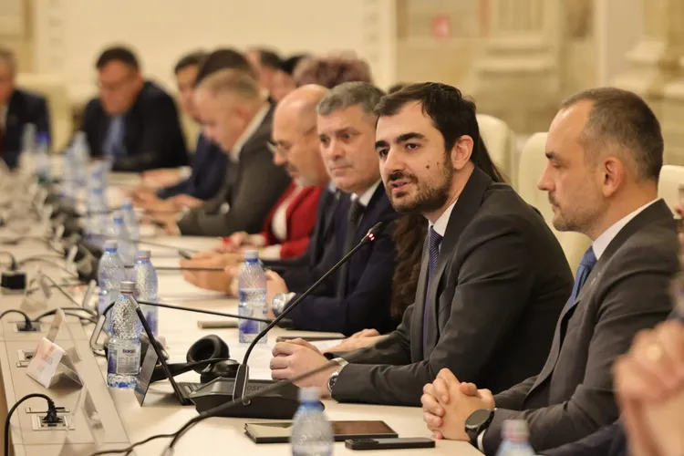 Năsui (USR) arată că Bulgaria cumpără curent ieftin din România, ziua, și-l revinde scump, noaptea. El acuză statul că a descurajat stocarea energiei