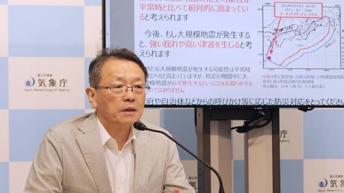 Teama de un megacutremur raționalizează apa. În imagine, Naoshi Hirata, responsabil de evaluarea seismului (sursa: JIJI)