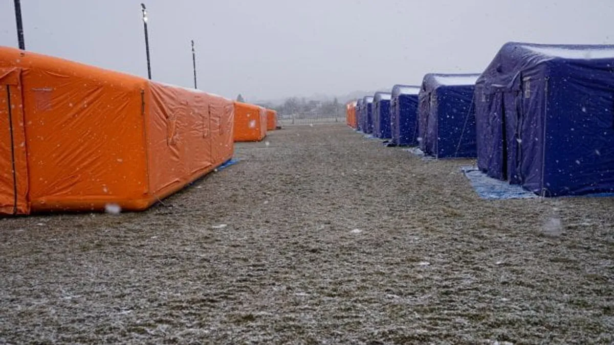 Frig ca afară în corturile refugiaților la Iași (sursa: ziaruldeiasi.ro)