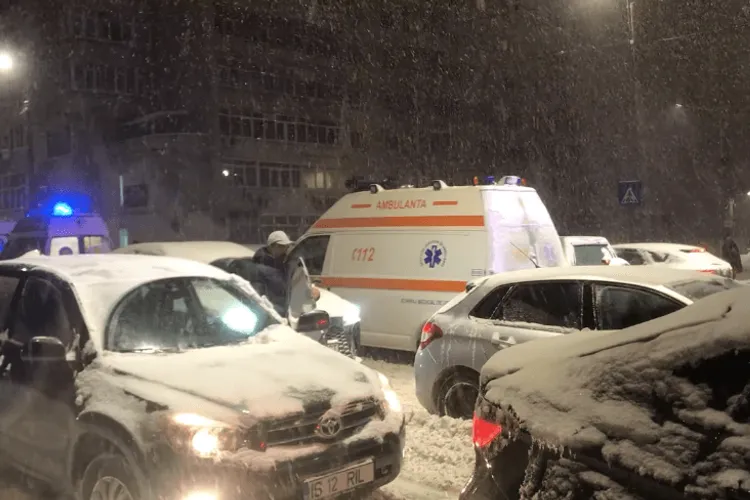 Navetiști blocați de ninsoare, la hoteluri (sursa: Facebook/Pavel Lucescu)