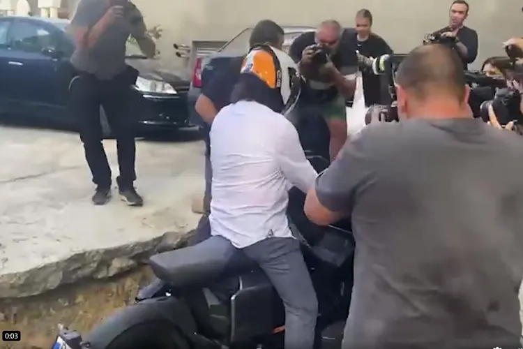 Tatăl șoferului drogat a cedat nervos și a intrat cu motocicleta în jurnaliști Foto: Captură video