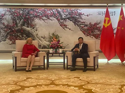 În timp ce NATO consideră China comunistă o amenințare, foștii premieri PSD Dăncilă și Adrian Năstase se laudă cu vizitele la Beijing Foto: Facebook