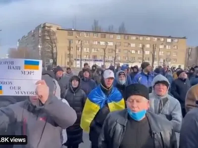 Rușii au răpit primarul din Melitopol. Ucrainenii au ieșit la protest. Sursa imagine: Captură video Twitter NEXTA 