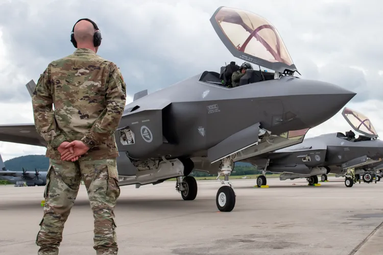 MApN a secretizat avansul plătit pentru avioanele F-35 (sursa: Facebook/F-35 Lightning II)