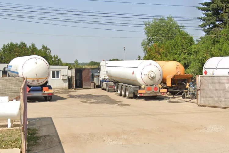 Baronii GPL, la masă cu SRI. În imagine, activitate la stația ilegală din Crevedia, în 2021 (sursa: Google Maps)