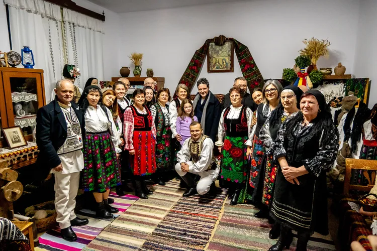 Nicușor Dan, vizită discretă, alături de fiica sa, la Ileni, satul bunicilor săi Foto: Facebook/Adrian Murgea