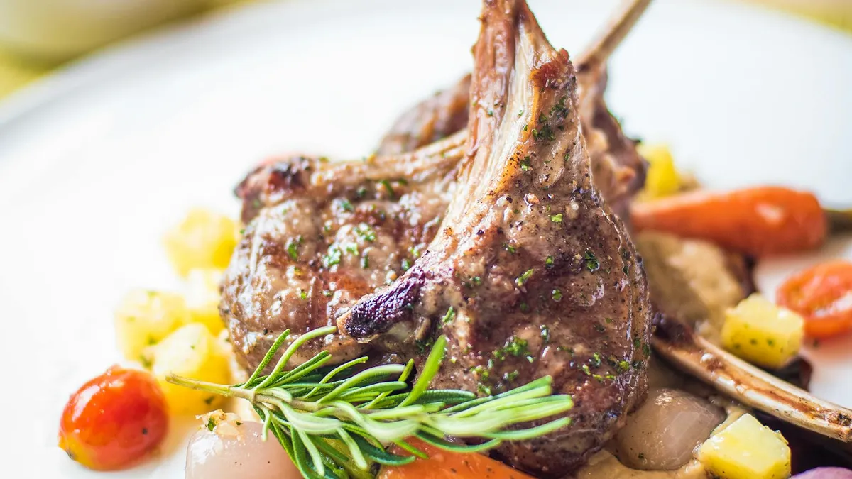 Cum recunoști carnea de miel bună (sursa: Pexels/Chevanon Photography)