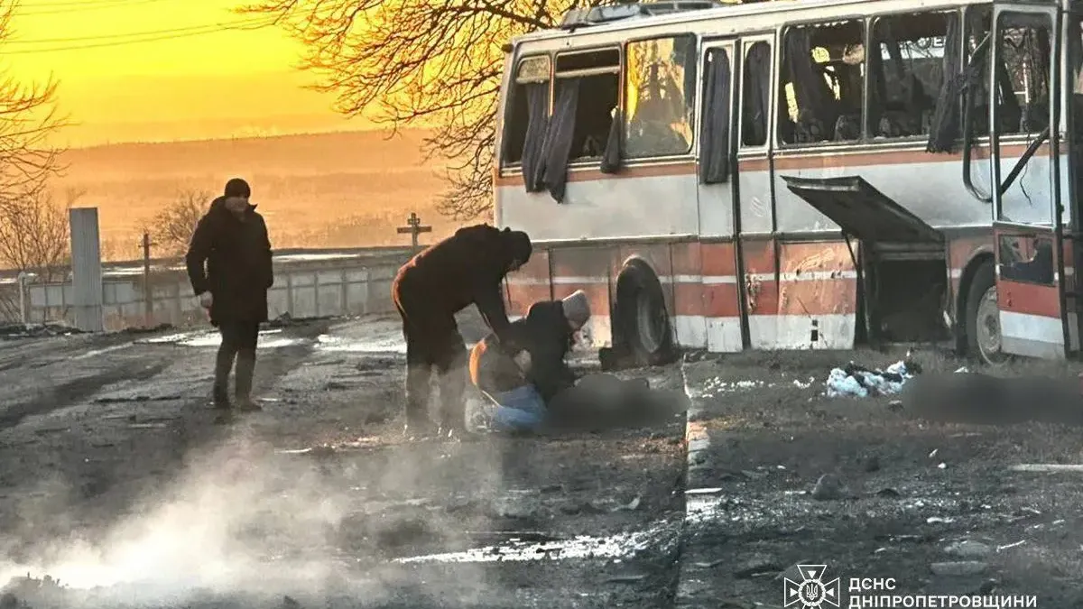 Dronă rusească spulberă un autobuz cu ucraineni (sursa: Telegram/Ukraine State Emergency Service)