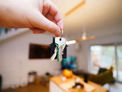 Reguli noi pentru proprietarii care închiriază în regim hotelier prin Airbnb și Booking: limita de cazare și acordul vecinilor