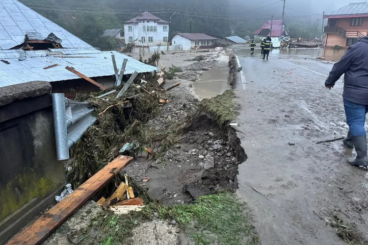 Inundațiile și fenomenele extreme au afectat 25 de localități din România. O persoană decedată, sute evacuate