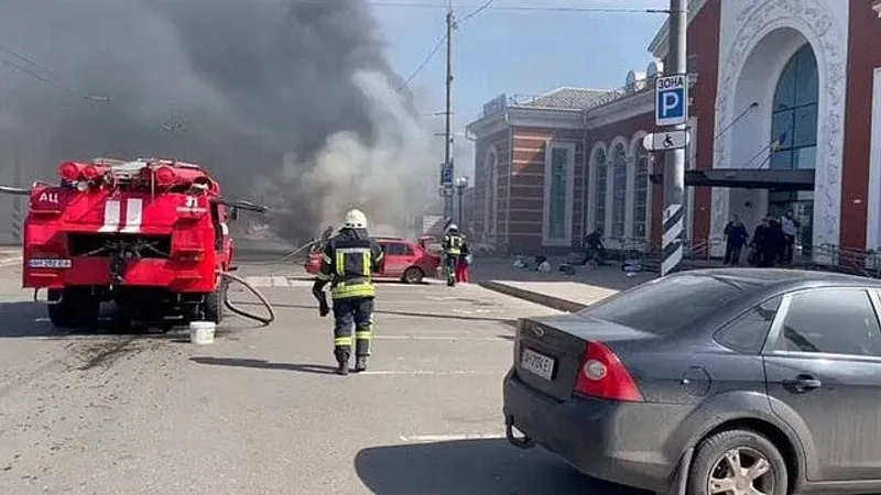 Atac cu rachete asupra unei gări din Ucraina (sursa: Twitter/AziziNaser87)