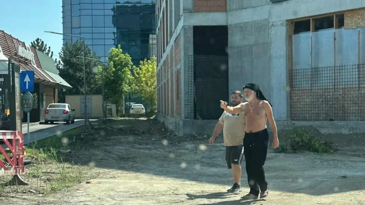 Becali, în ținuta favorită de vară: șlapi și la bustul gol, fiindcă tricoul a devenit turban Foto: captură video