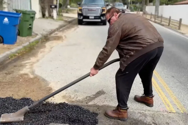 Arnold Schwartzenegger termină cu o groapă de pe strada sa