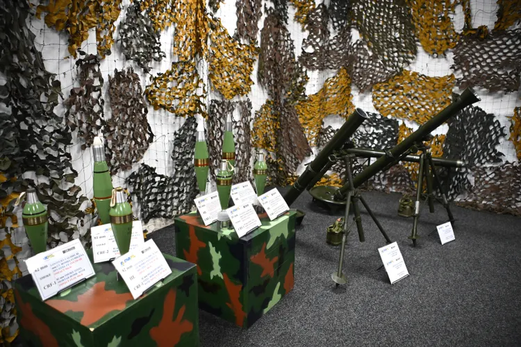 Armata se joacă cu bombe de 50 de milioane de euro (sursa: Inquam Photos/Alex Nicodim)