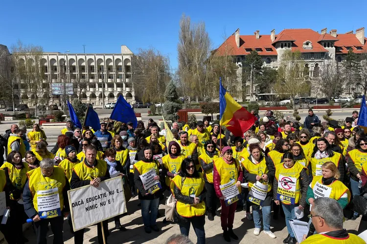 Primii bugetari care ies în stradă și pregătesc greva: cei din Educație