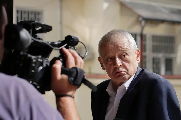 Liber în Grecia, Sorin Oprescu se distrează cu justiția din România, care l-a condamnat la zece ani și opt luni de închisoare: face contestații