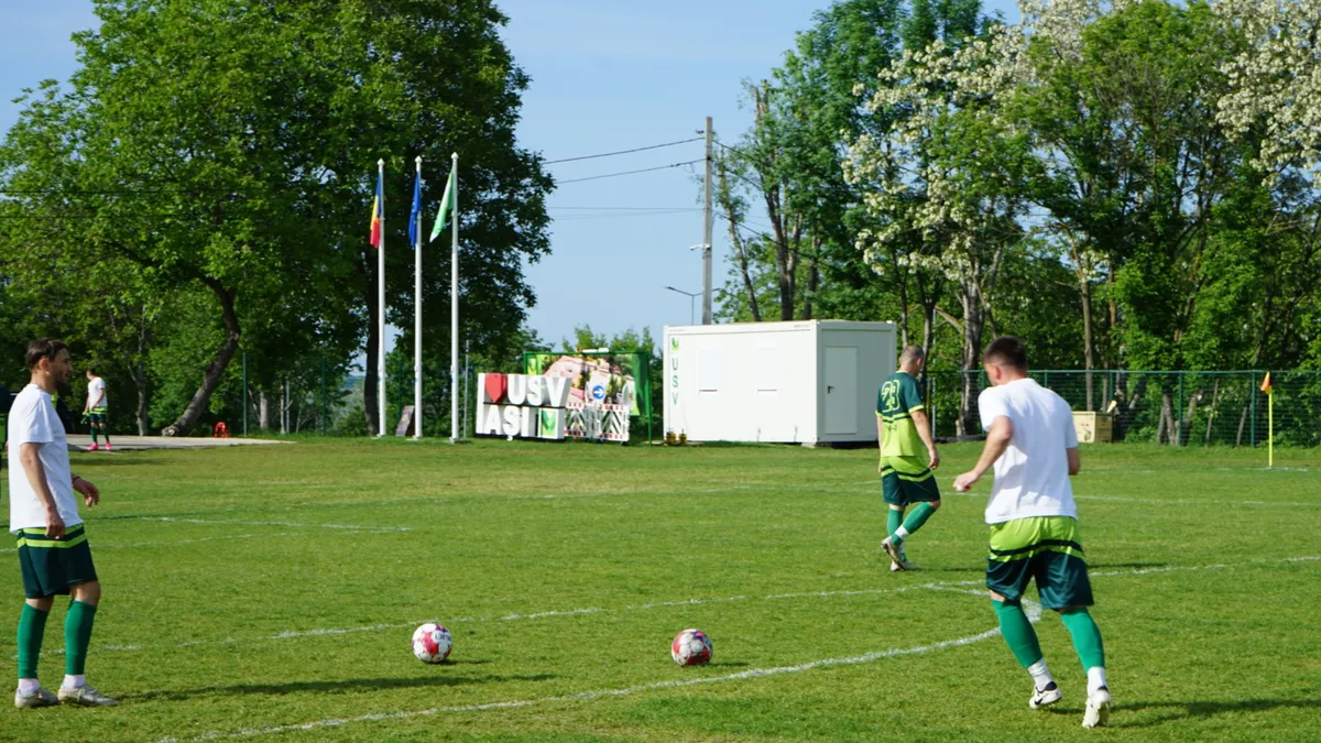 Fotbaliști, antrenându-se pe terenul de joc