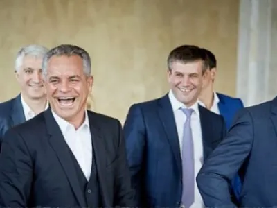 Percheziții la un fost șef al serviciului secret, Vasile Botnari (centru), aici alături de Plahotniuc Foto: paranteze.md