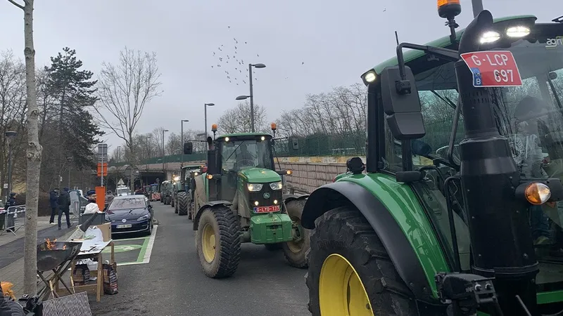 Fermierii au venit cu tractoarele în Bruxelles Foto: twitter