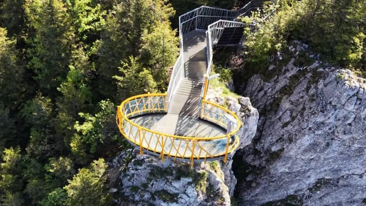 Skywalk construit pe Rarău