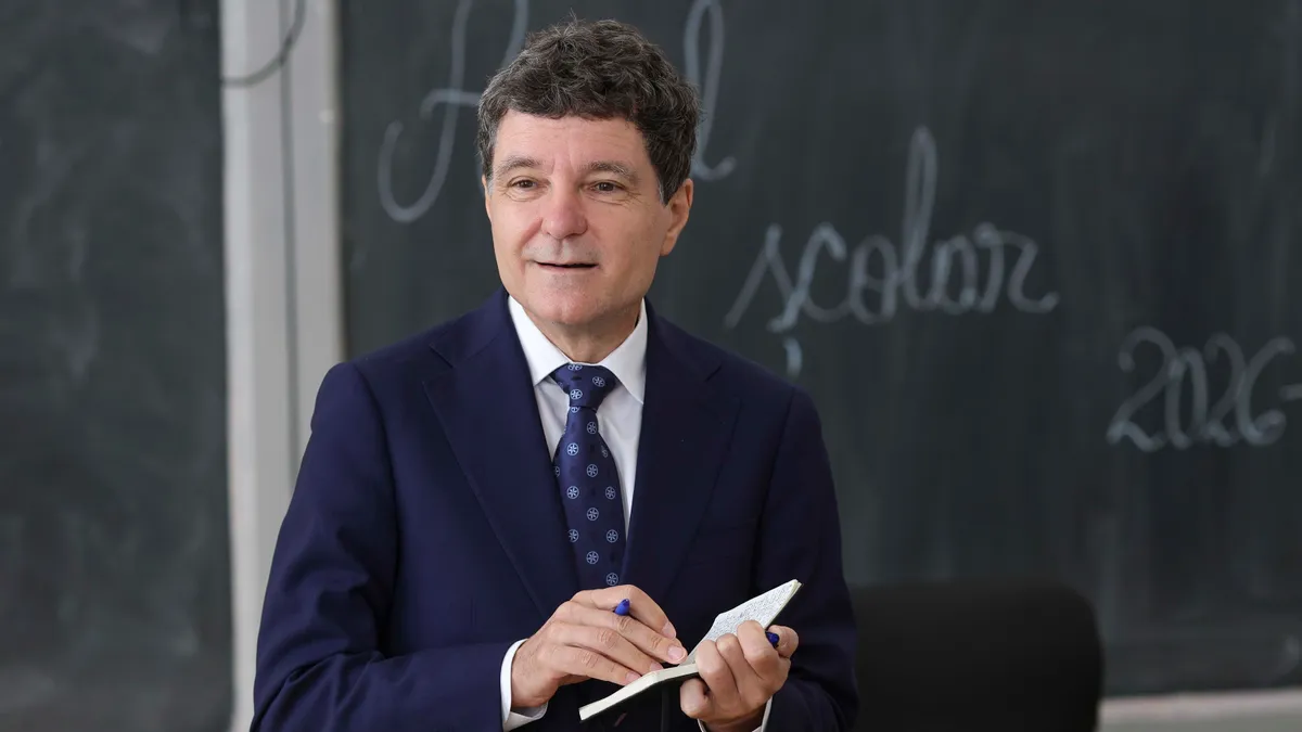 Nicușor Dan într-o sală de clasă la școala gimnazială din Curcani, Călărași