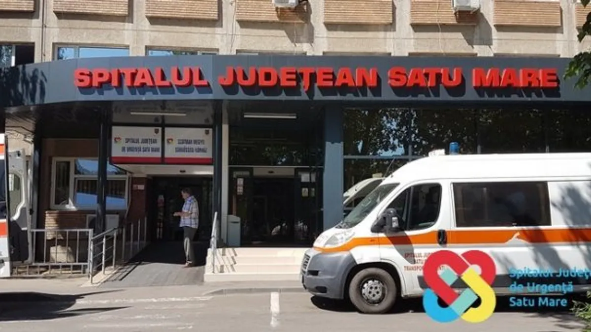 Au lăsat-o pe bunica pe un scaun, în fața spitalului, spune nepotul bătrânei abandonate în fața SJU Satu Mare