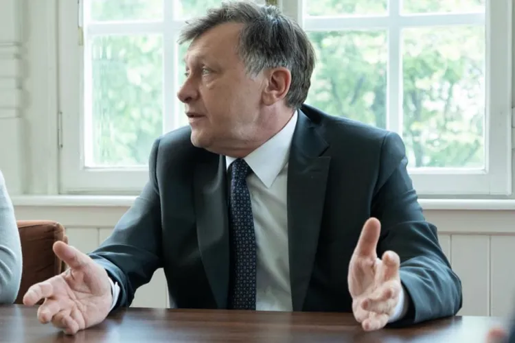 Crin Antonescu, liberalism și femei gonflabile (sursa: Facebook/Crin Antonescu)