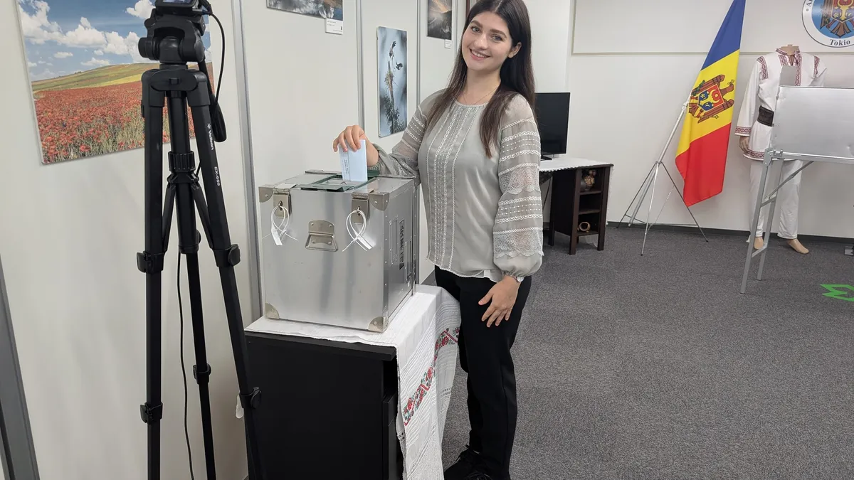 Primul alegător la scrutinul din Moldova, o studentă din Japonia Foto: Facebook