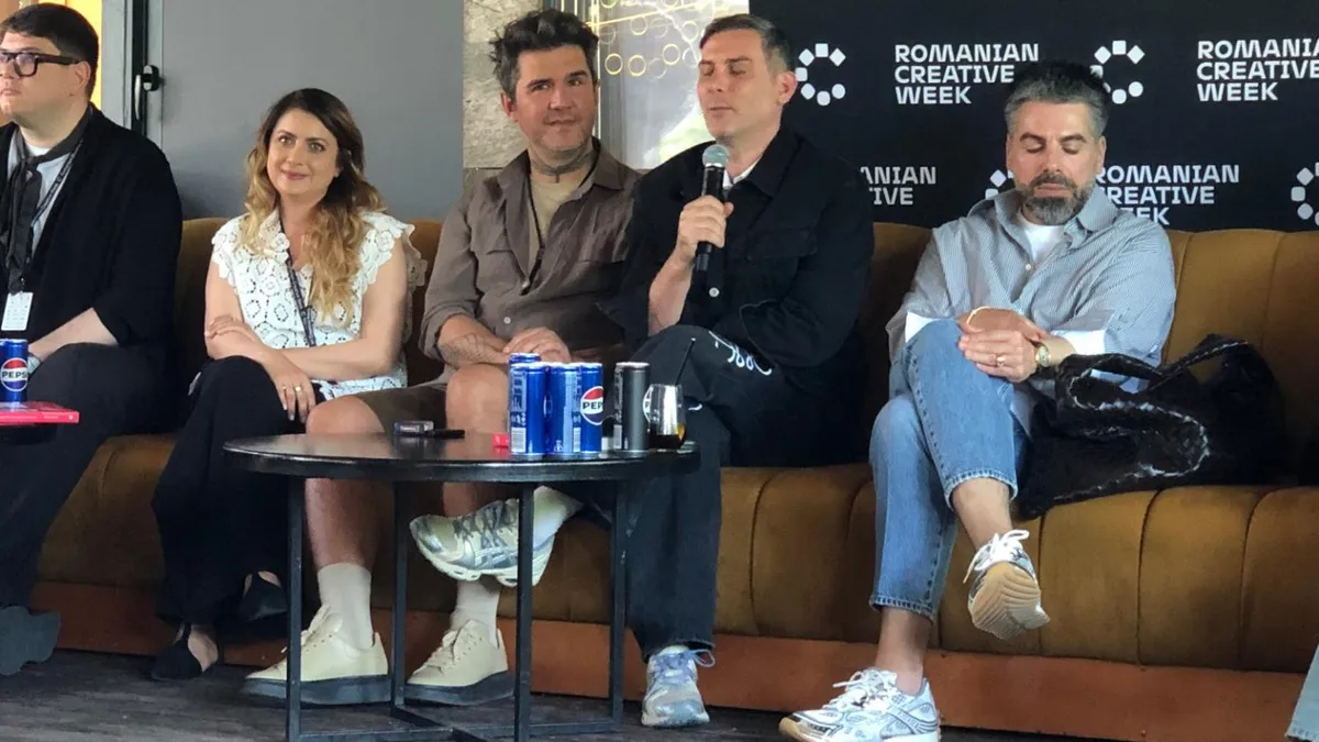 România a aruncat hainele gri comuniste (sursa: ziaruldeiasi.ro)