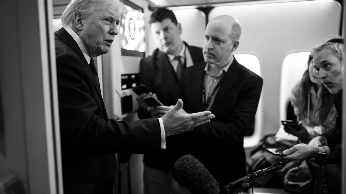 Trump amenință NATO din cauza Ormuz (sursa: Facebook/The White House)