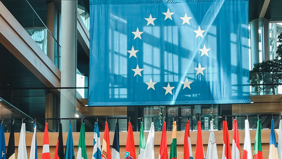 Vedere interioară a Parlamentului European (Strasbourg), cu mai multe drapele naționale